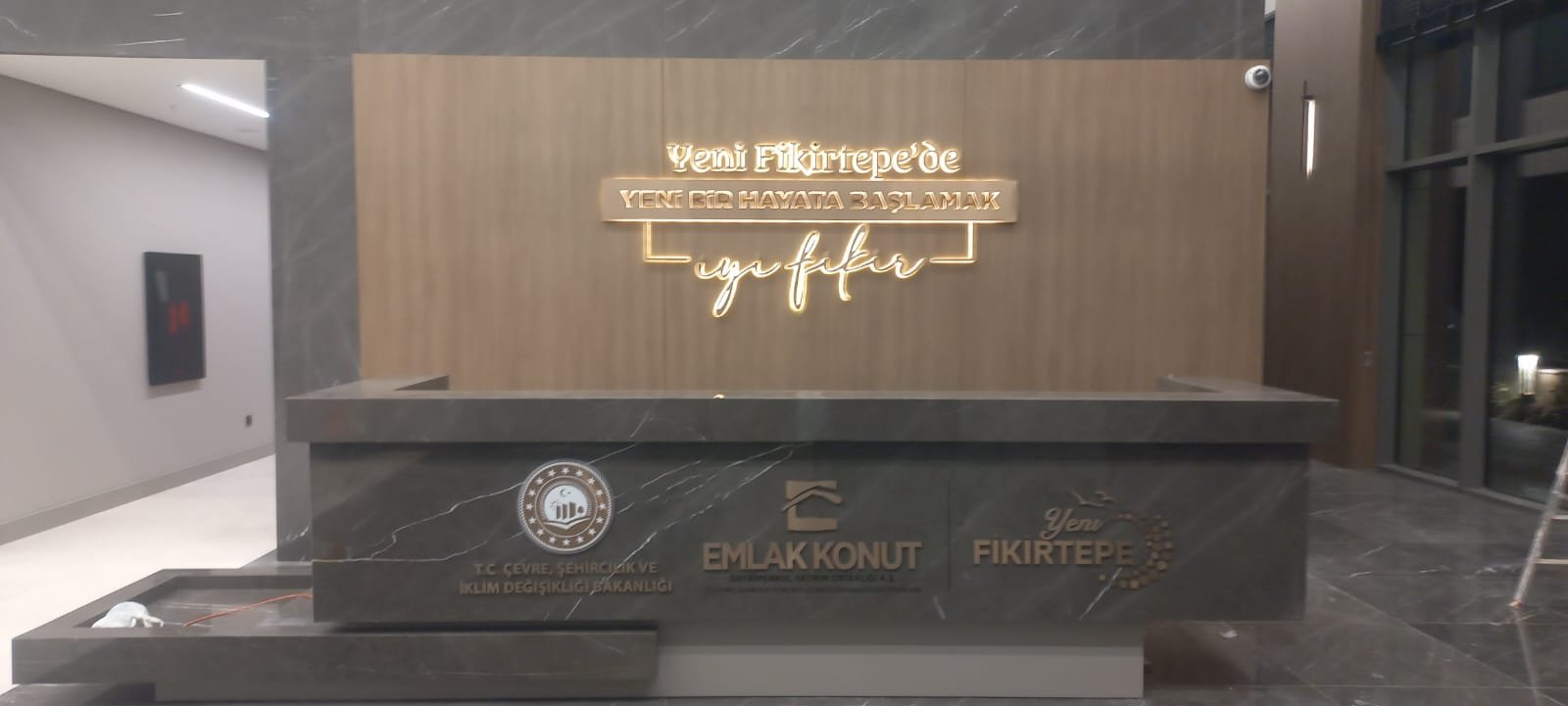 Yeni Fikirtepe ışıklı kutu harf tabelası yakın çekim
